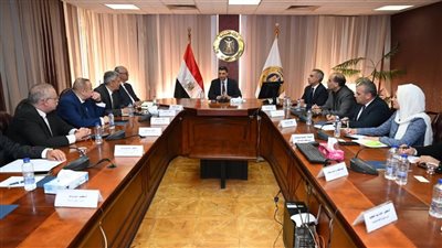 وزير الصناعة: دعم تعميق تصنيع المواد الفعالة وتعزيز صادرات الدواء