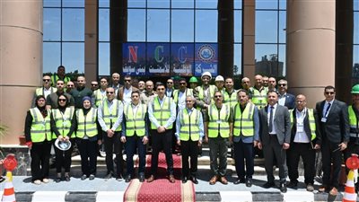 وزير الصناعة يتفقد مصانع أسمنت وغذائية وملابس في بني سويف والمنيا