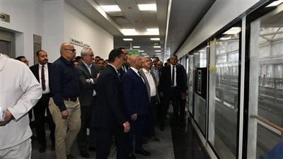 وزير النقل يستقل مونوريل شرق النيل في أول أيام تشغيله من القاهرة الجديدة إلى العاصمة الإدارية
