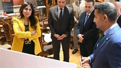 وزيرة الإسكان تلتقي مسئولي 