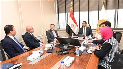 وزير الصناعة يبحث مع بنك أبوظبي الأول تمويل ودعم المشروعات الصناعية الصغيرة والمتوسطة