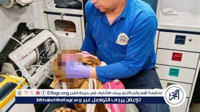 مسعفان يساعدان سيدة على الولادة داخل سيارة بالمنيا