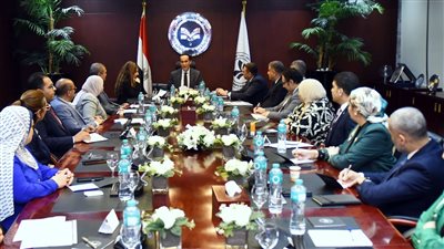 وزير الاستثمار يبحث خطط رفع كفاءة الأداء المؤسسي وتطوير العنصر البشرى