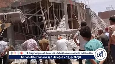 لعدم إزالة منزلها.. سيدة تنحني وتُقبل قدم رئيسة مركز ومدينة بني مزار بالمنيا