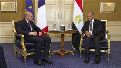 وزير الخارجية ونظيره الفرنسي يبحثان العلاقات الثنائية ومستجدات الأوضاع الإقليمية