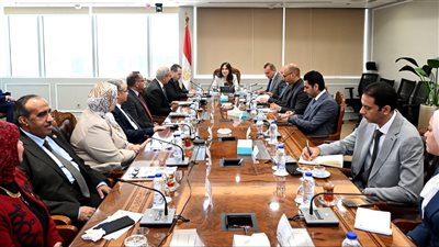 وزيرة الإسكان تتابع مع رئيس الهيئة العامة لتعاونيات البناء والإسكان ملفات العمل بالهيئة وتبحث سبل تعظيم دورها