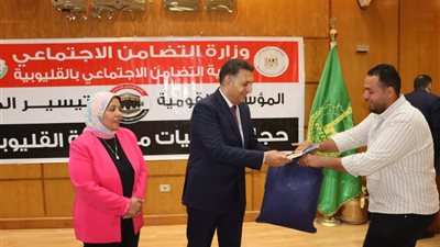 محافظ القليوبية يسلم تأشيرات الحج وملابس الإحرام لـ45 حاجًا وحاجة من الجمعيات الأهلية