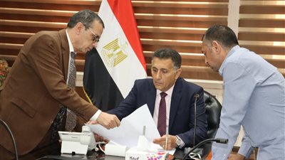 محافظ القليوبية يتابع إنشاء غرفة الأزمات التبادلية لتعزيز الاستجابة للطوارئ ورفع كفاءة إدارة الأزمات