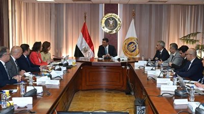 وزير الصناعة يبحث مع وفد Gürok Group خطة إقامة مشروع لإنتاج المنتجات الزجاجية في مصر لتعزيز الاستثمار والتصدير