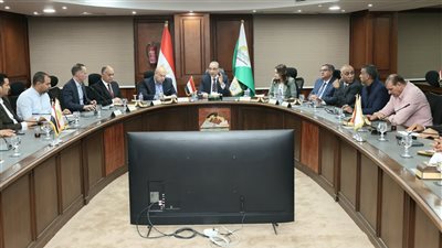 محافظ الجيزة يعقد لقاء مع رؤساء الأحياء والمراكز والمدن الجدد ويؤكد: خدمة المواطن على رأس الأولويات