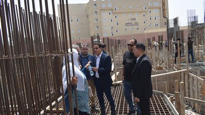 رئيس جامعة بنها يتابع إنشاءات مجمع التربية النوعية والفنون التطبيقية بكفر سعد