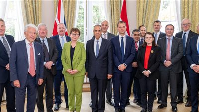 وزير الخارجية يؤكد لمسؤولين بريطانيين عمق العلاقات بين البلدين