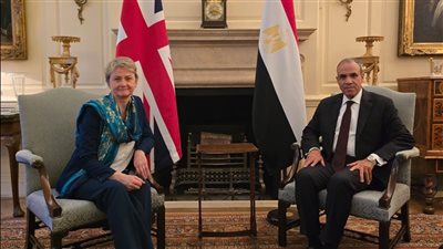 وزيرا خارجية مصر والمملكة المتحدة يبحثان تعزيز العلاقات الثنائية ويناقشان مستجدات الأوضاع الإقليمية