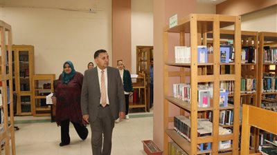 محافظ القليوبية يتفقد مكتبة مصر العامة ببنها ويشيد ببرامج تنمية مهارات النشء ويؤكد: دعم الابتكار والثقافة أولوية بالمحافظة