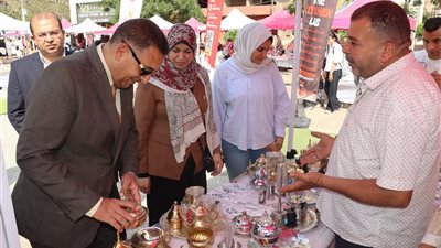 محافظ القليوبية يتفقد معرض “أيادي مصر” ببنها ويؤكد دعم الحرف التراثية وتمكين المنتجين المحليين