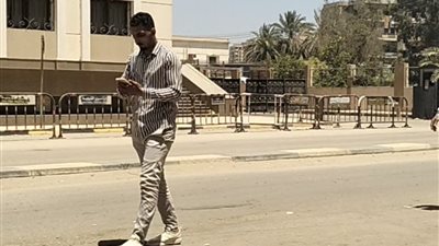 وصول الشاب «إسلام محمد» إلى محكمة جنايات بنها لحضور النطق بالحكم في قضية «ميت عاصم»