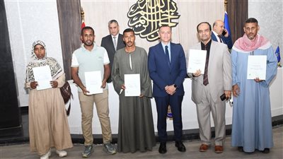 عمرو لاشين يسلم عقود تقنين أراضى الدولة ويوجه بسرعة إنهاء الملفات الجادة