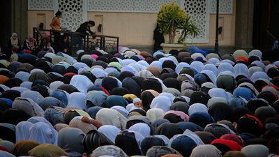 بالصور.. فرحة العيد من قلب الأزهر.. توافد كثيف للمصلين لأداء صلاة عيد الأضحى