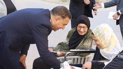 محافظ القليوبية يزور دار الصديق للمسنات بالعبور ويشارك النزيلات فرحة عيد الأضحى المبارك