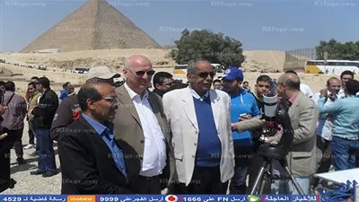 مواطنون وسياح بأهرامات الجيزة لمشاهدة ظاهرة كسوف الشمس 