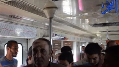 بالفيديو .. مساعد وزير الداخلية يستقل المترو مع المواطنين